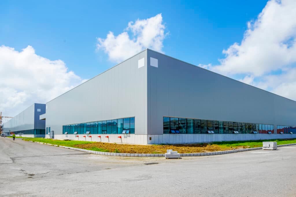Nave industrial de grandes dimensiones vista desde su acceso exterior.